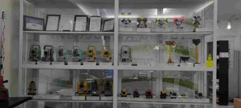 Etalase Alat Survey Indosurta Group, seperti Total Station, Theodolite Digital, Automatic Level, GPS Geodetik, GPS Garmin, dan Aksesoris Alat Survey