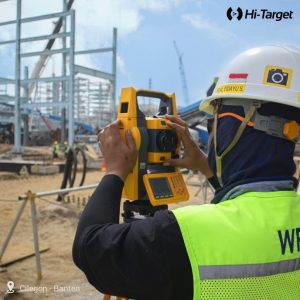 Surveyor menggunakan Alat Survey Total Station HiTarget - Fungsi & Peran Surveyor Dalam Berbagai Pekerjaan Proyek - Artikel Surveyor Pemetaan Indosurta Group