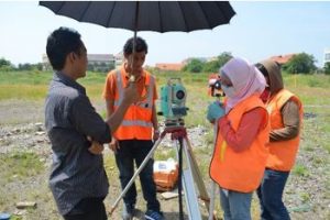 Mahasiswa Praktek Pengukuran Lapangan - Jurusan Teknik Geomatika Mata Kuliah Apa Prospek Kerja nya - Artikel Blog Alat Survey Pemetaan Geodesi Geomatika Indosurta Group