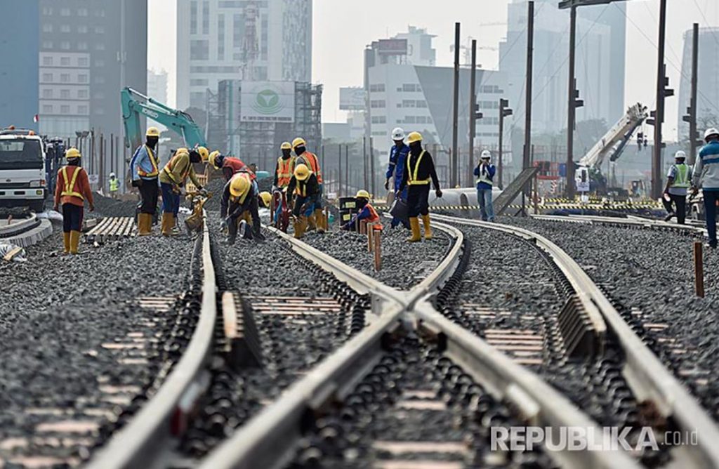 Ilustasi Pekerjaan di Rel MRT Jakarta - Mengukir Masa Depan Infrastruktur Indonesia dengan Teknologi GNSS - Artikel Blog Alat Survey Pemetaan Geodesi Geomatika Indosurta Group.