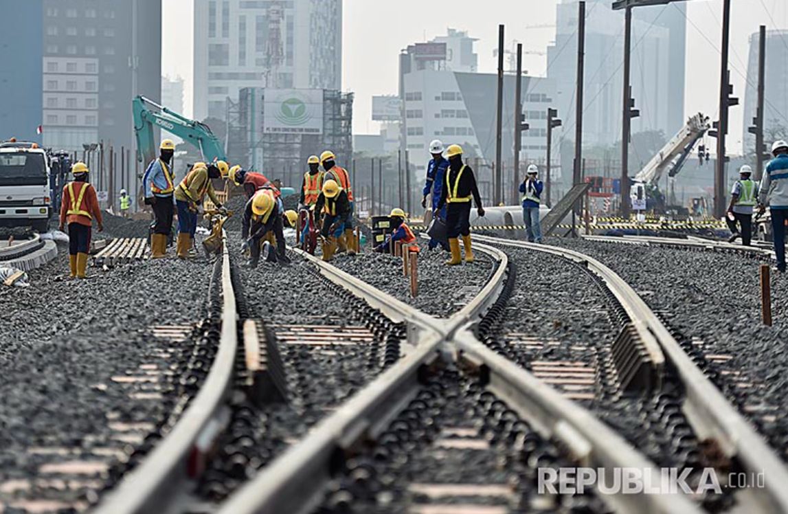 Ilustasi Pekerjaan di Rel MRT Jakarta - Mengukir Masa Depan Infrastruktur Indonesia dengan Teknologi GNSS - Artikel Blog Alat Survey Pemetaan Geodesi Geomatika Indosurta Group.