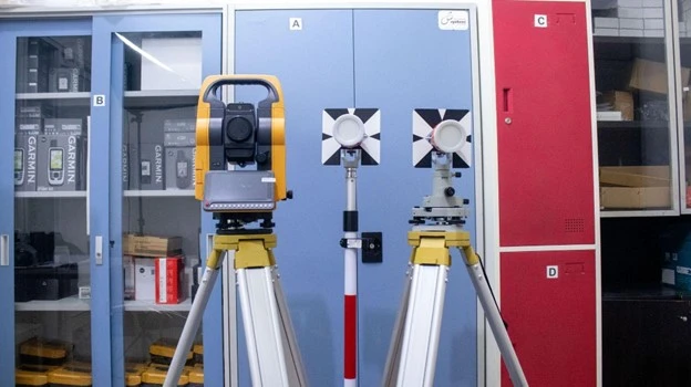 Prisma Total Station, Fungsi, Jenis, dan Cara Kerjanya dalam Survey Pemetaan